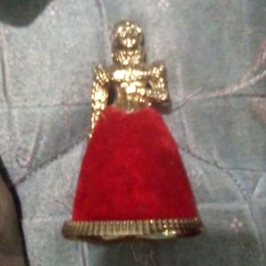 Red velvet sewing needle holder